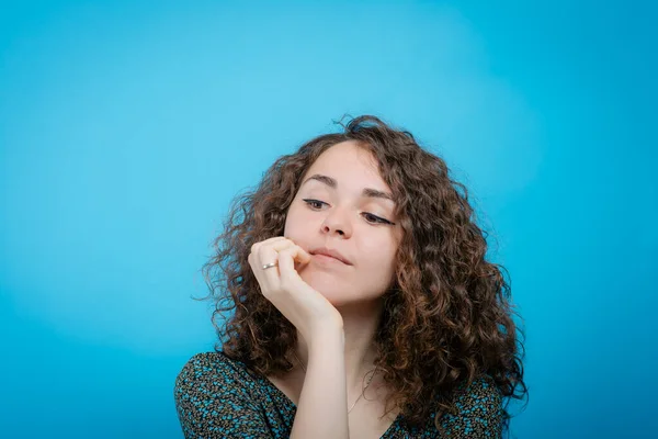 Mujer Piensa Contra Fondo Estudio — Foto de Stock