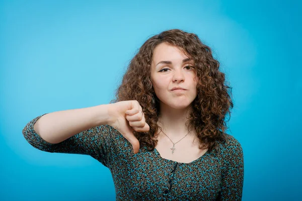 Mujer Mostrando Gesto Pulgar Hacia Abajo —  Fotos de Stock