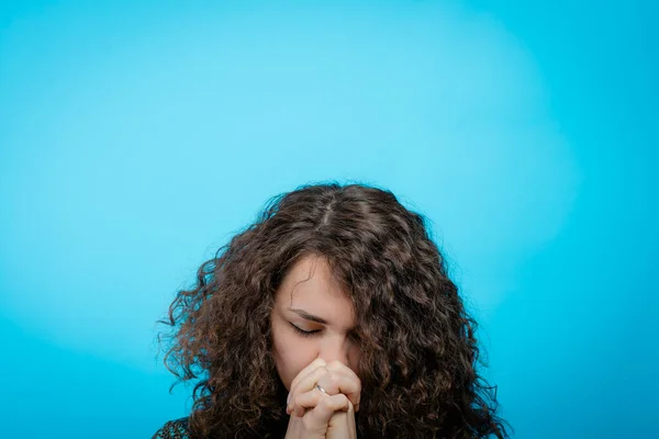 Gebet Weiblich Vor Studiohintergrund — Stockfoto
