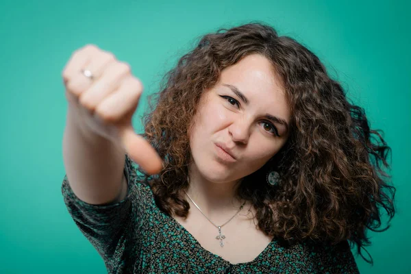 Mujer Mostrando Gesto Pulgar Hacia Abajo — Foto de Stock