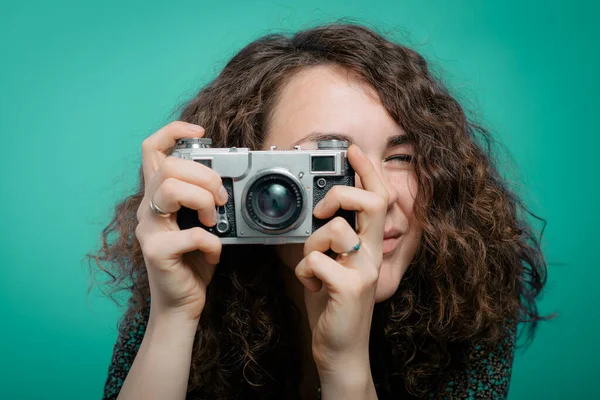 Mujer Con Cámara Contra Fondo Estudio — Foto de Stock