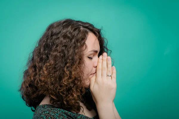 Молитва Женского Пола Фоне Студии — стоковое фото