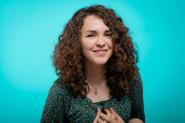 Mulher Sorrindo Contra Fundo Estúdio — Fotografia de Stock