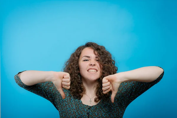 Vrouw Toont Een Duim Naar Beneden Gebaar — Stockfoto