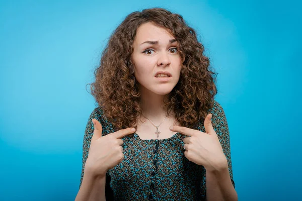 Een Vrouw Vraagt Wie Ben Toont Zich Aan Haar Vingers — Stockfoto