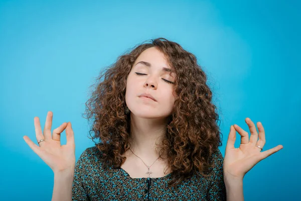 Porträtt Kvinna Slutna Ögon Meditation — Stockfoto