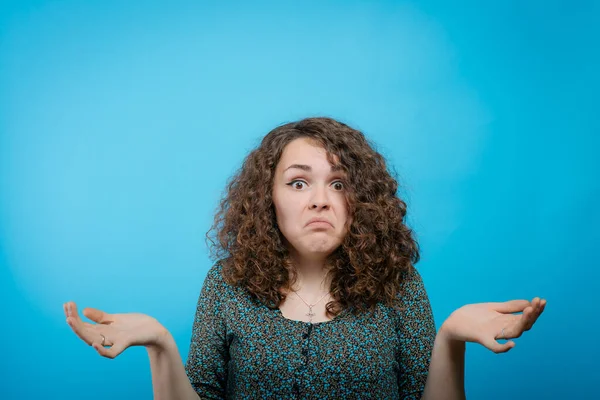 Mädchen Wirft Seine Hände Vor Studiohintergrund Die Höhe — Stockfoto