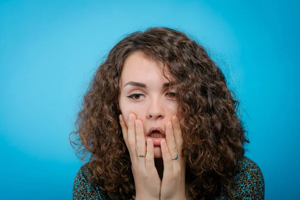 Mujer Desesperación Contra Fondo Estudio —  Fotos de Stock