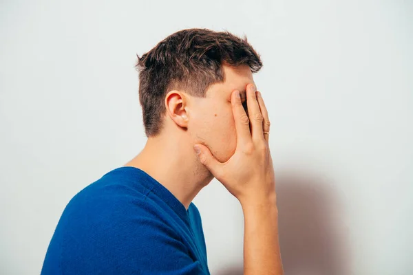 Hombre Piensa Contra Fondo Del Estudio — Foto de Stock