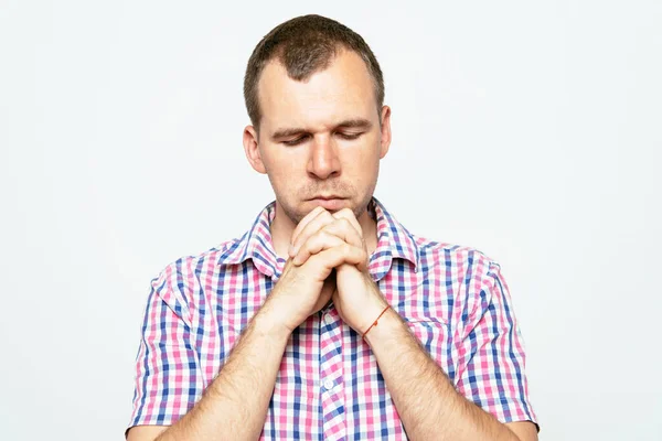 Oración Hombre Contra Fondo Estudio —  Fotos de Stock