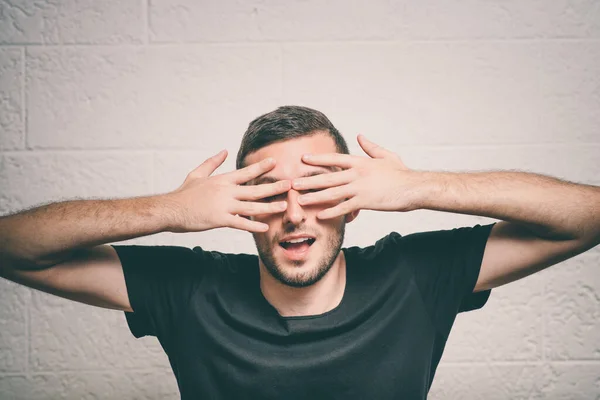 Hombre Cierra Los Ojos Con Sus Manos — Foto de Stock