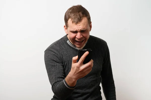 Homme Avec Smartphone Sur Fond Studio — Photo