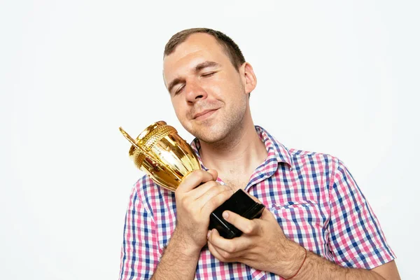 Uomo Con Una Coppa Oro Sullo Sfondo Dello Studio — Foto Stock