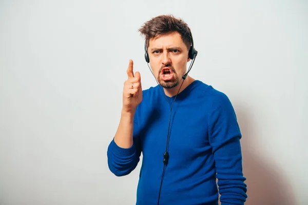 Hombre Soporte Técnico Contra Fondo Estudio — Foto de Stock