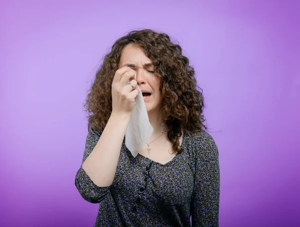 Kobieta Płacze Tle Studia — Zdjęcie stockowe