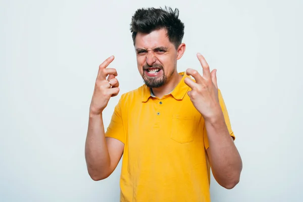 Irritado Homem Gritando Contra Estúdio Fundo — Fotografia de Stock