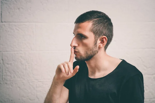 Hombre Poner Dedo Sus Labios Contra Fondo Estudio — Foto de Stock