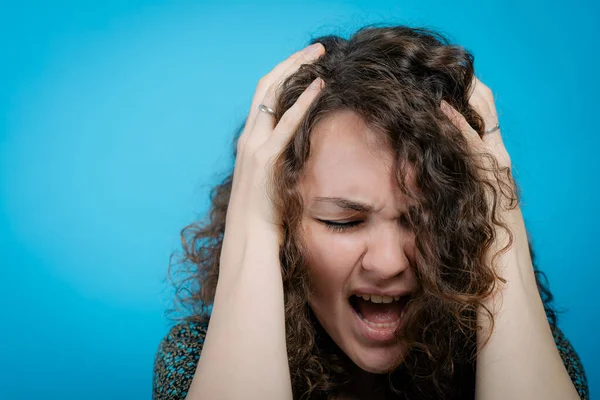 Mujer Desesperación Contra Fondo Estudio — Foto de Stock