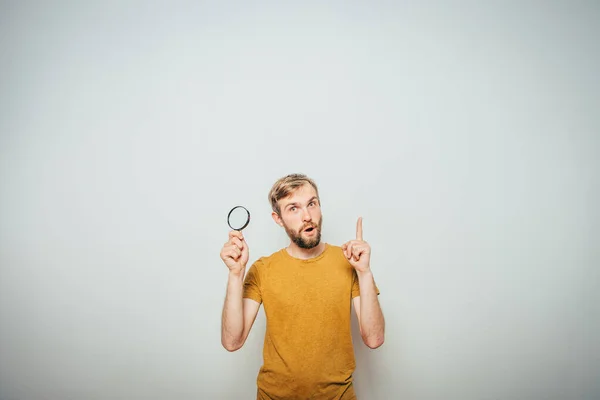 Man Met Een Vergrootglas — Stockfoto