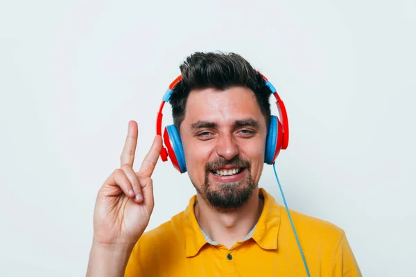 Man Med Hörlurar Mot Studio Bakgrund — Stockfoto