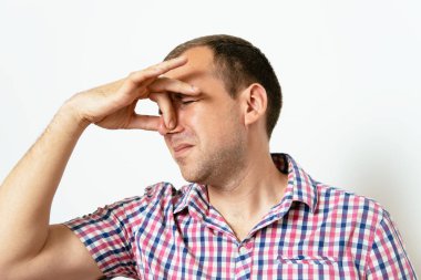 Leş gibi kokuyor. Adamın burnunu kapatır.