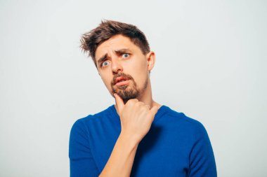 Adam stüdyo geçmişine karşı düşünüyor.