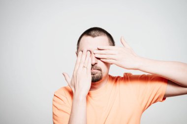 Erkekler gözlerini onun elleriyle kapatır.