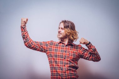 Neşeli, çok mutlu bir adam.