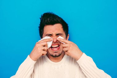 Stüdyo arka planında ağlayan adam 