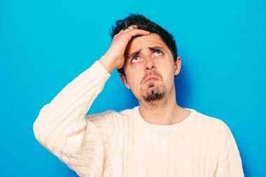 Hata yapmış bir adam. Stüdyo arka planı 