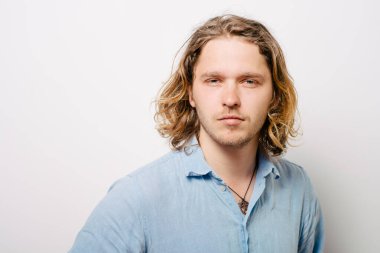 Stüdyo arka planında bir adamın portresi 