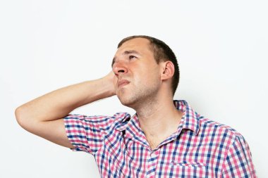 Hata yapmış bir adam. Stüdyo arka planı