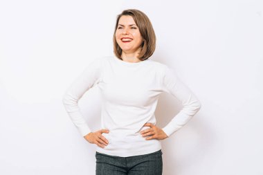 Stüdyo arka planında gülümseyen kadın