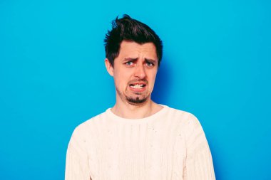 Adam stüdyo geçmişinden korkuyor. 