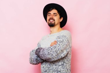 Kollarını kavuşturmuş bir adamın portresi.