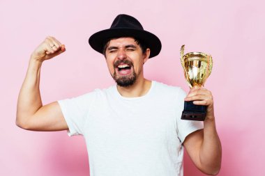 Altın kadehli bir adam