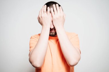 Erkekler gözlerini onun elleriyle kapatır.