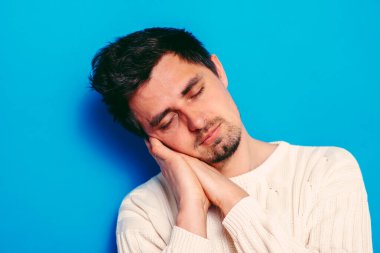 Uyu. Stüdyo geçmişine karşı adam 