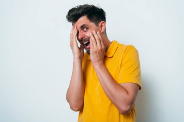 Adam korkudan korkuyor.