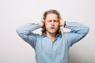 Kulaklarını kapat dostum. 