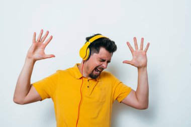 Kulaklıklı bir adam stüdyo geçmişine karşı.