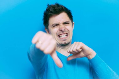 Adam baş parmak hareketi gösteriyor.