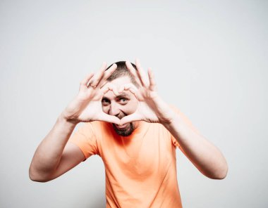 Adam kalp çerçevesi yapıyor.