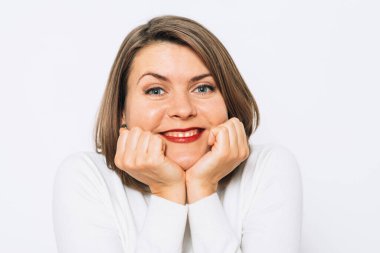 Stüdyo arka planında gülümseyen kadın