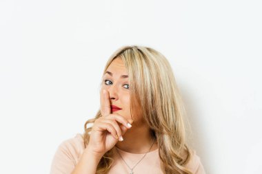 Kadın parmağını dudaklarına koydu.