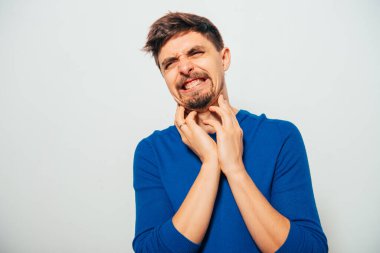 Boğazı ağrıyan adam stüdyo geçmişine karşı