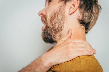 Boyun ağrısı. Arkadaki adam