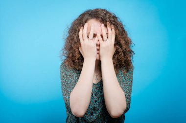  Kadın elini yüzünü kapatıyor.