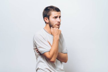 Adam stüdyo geçmişine karşı düşünüyor.