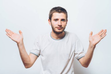 Adam ellerini havaya kaldırıyor.